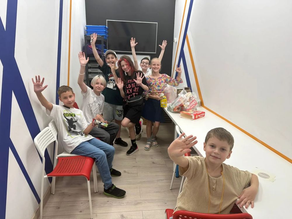 Ученики машут в камеру